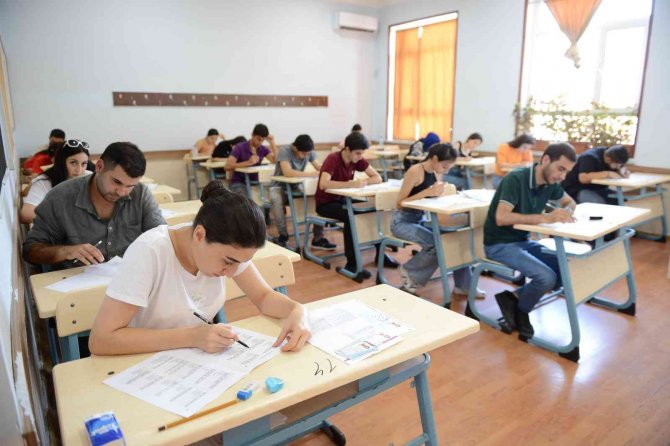 Azerbaycanlı Öğrenciler, Anadolu Üniversitesi Açıköğretim Fakültesi Yaz Okulu Sınavlarında Ter Döktü