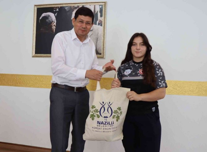 Nazilli’nin Gururu Kızlardan Başkan Özcan’a Destek Teşekkürü