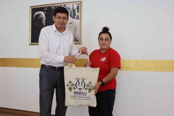 Nazilli’nin Gururu Kızlardan Başkan Özcan’a Destek Teşekkürü