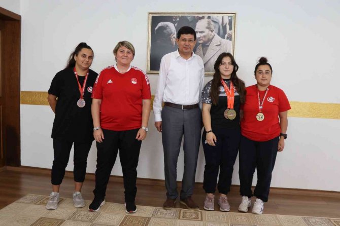 Nazilli’nin Gururu Kızlardan Başkan Özcan’a Destek Teşekkürü