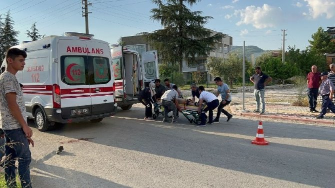 Burdur’da Motosiklet Refüje Çarptı: 1’i Ağır 2 Yaralı