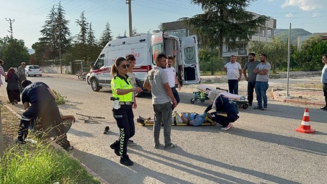 Burdur’da Motosiklet Refüje Çarptı: 1’i Ağır 2 Yaralı