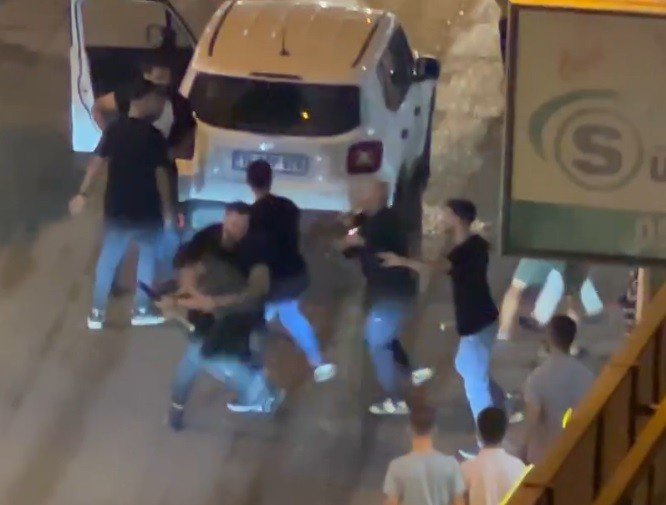 Bursa’da Cadde Ortasında Akrabalarına Böyle Kurşun Yağdırdı: 3 Yaralı