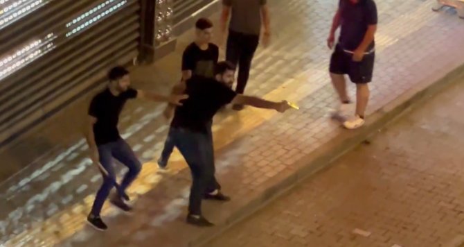 Bursa’da Cadde Ortasında Akrabalarına Böyle Kurşun Yağdırdı: 3 Yaralı