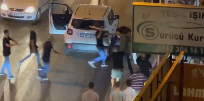 Bursa’da Cadde Ortasında Akrabalarına Böyle Kurşun Yağdırdı: 3 Yaralı