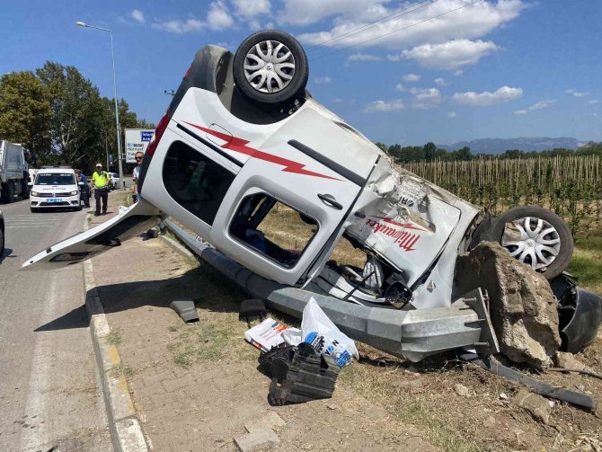 Bursa’da Hafif Ticari Araç Takla Attı: 1’i Ağır 4 Yaralı