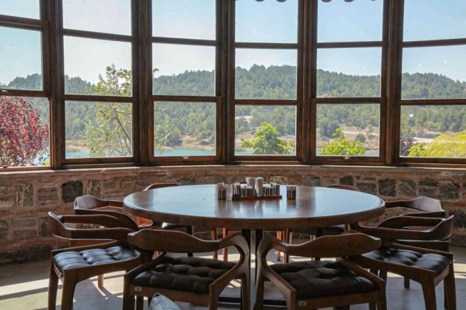 Gürsu’nun “Kırlangıç Sofrası” Muhteşem Manzarasında Misafirlerini Lezzetlerle Buluşturuyor