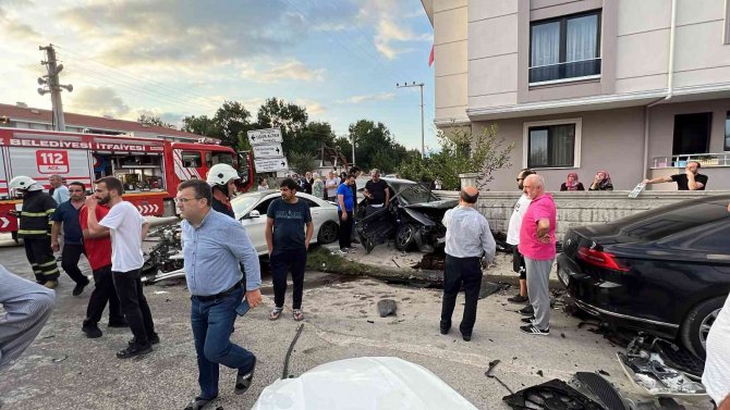 Lüks Otomobiller Mahalle Arasında Çarpıştı: 4 Yaralı
