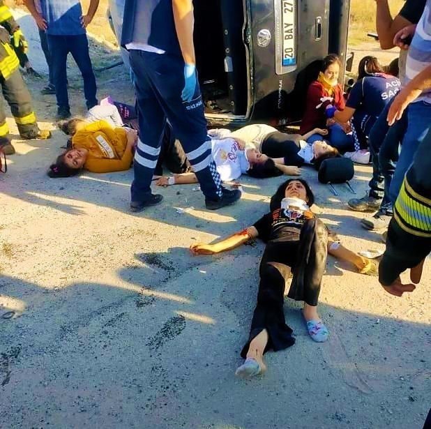 Minibüs İşçi Servisiyle Çarpıştı: 8 Yaralı