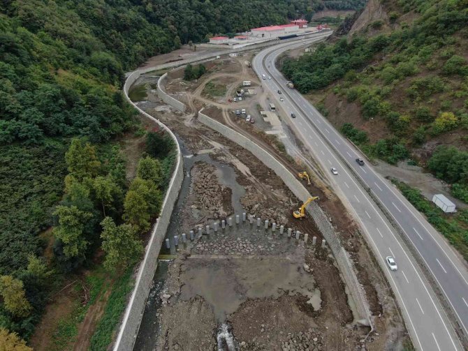 ’Tırmık’ Sel Sularının Sürüklediği Büyük Kaya Parçaları Ve Ağaç Kütüklerine geçit Vermeyecek
