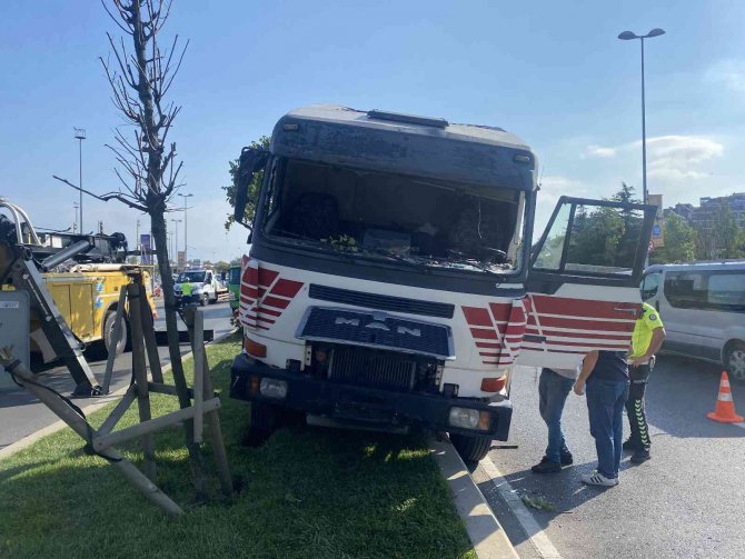 Pendik Sahil Yolunda Korkunç Kaza: Tır Orta Refüje Çıktı