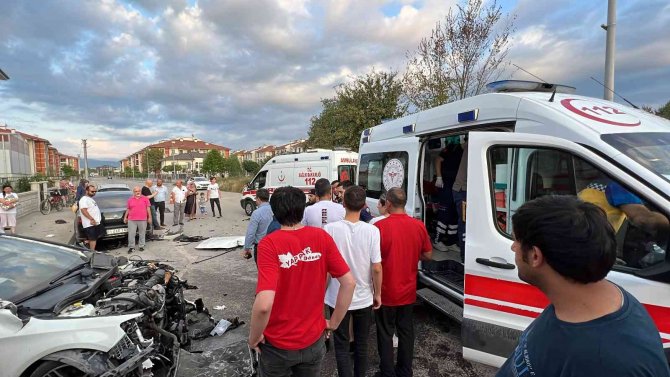 Lüks Otomobiller Mahalle Arasında Çarpıştı: 4 Yaralı