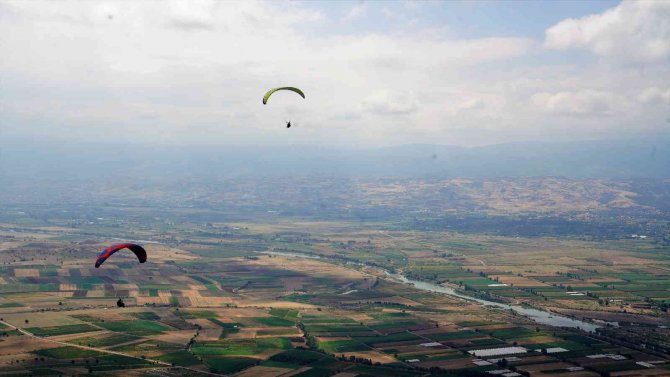 Erbaa’da Yamaç Paraşütü Yarışları Renkli Görüntülere Sahne Oldu