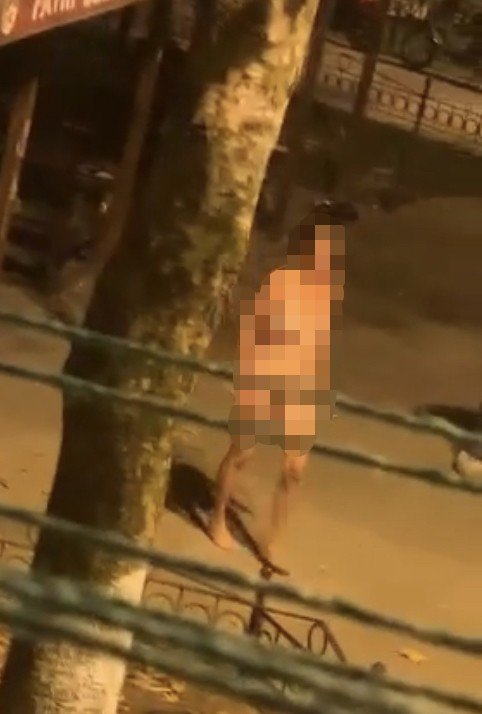 Fatih’te Çıplak Vaziyette Etrafa Saldıran Kadın Mahalleliyi Canından Bezdirdi