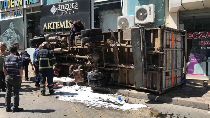 Freni Patlayan Kömür Yüklü Kamyon, Kaldırıma Çıkarak Yan Yattı
