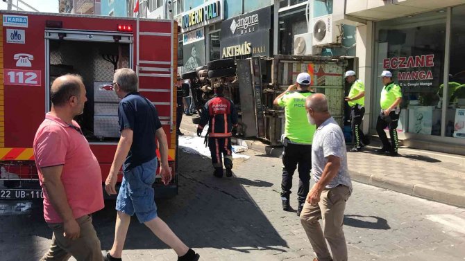 Freni Patlayan Kömür Yüklü Kamyon, Kaldırıma Çıkarak Yan Yattı