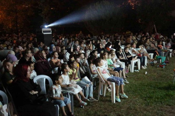 Bin Çocuk Hep Birlikte Açık Hava Sineması Keyfini Yaşadı