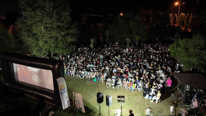 Bin Çocuk Hep Birlikte Açık Hava Sineması Keyfini Yaşadı