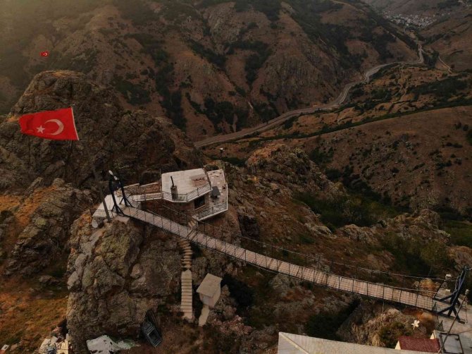 İ̇stanbul’un Stresinden Kurtulmak İçin Dağ Evinde Asma Köprüyle Seyir Terası Oluşturdu