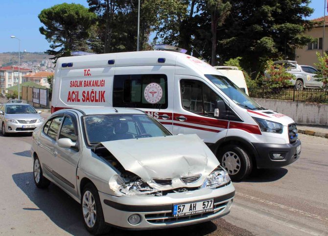 Kaza Yapan Araçta Kafasını Cama Çarpan Yolcu Yaralandı