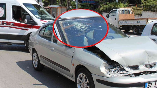 Kaza Yapan Araçta Kafasını Cama Çarpan Yolcu Yaralandı