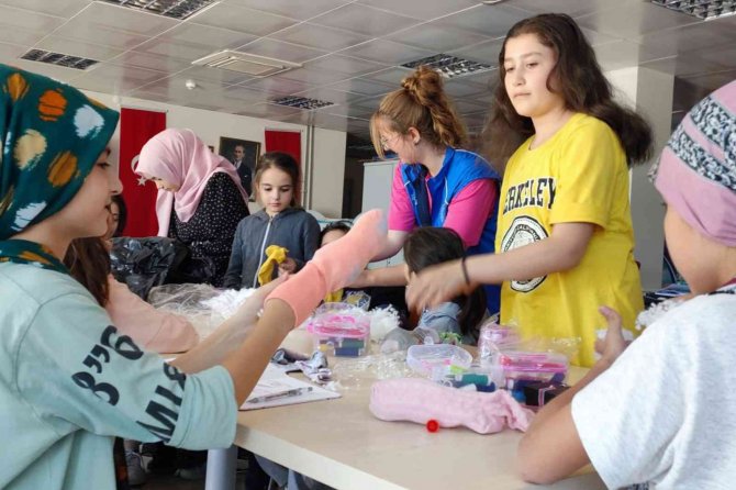 Atık Malzemeler Çocukların Elinde Süs Eşyası Ve Oyuncak Oldu