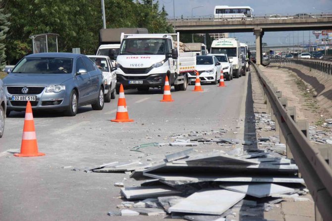 Kamyonetten Yola Düşen Mermerler Trafik Polisini Yaraladı