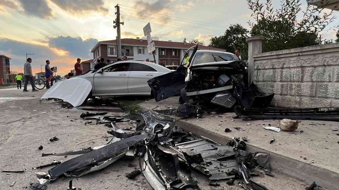 Lüks Otomobiller Mahalle Arasında Çarpıştı: 4 Yaralı
