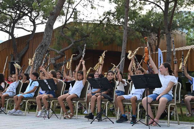 Kemer Belediyesi Gençlik Orkestrasından Konser