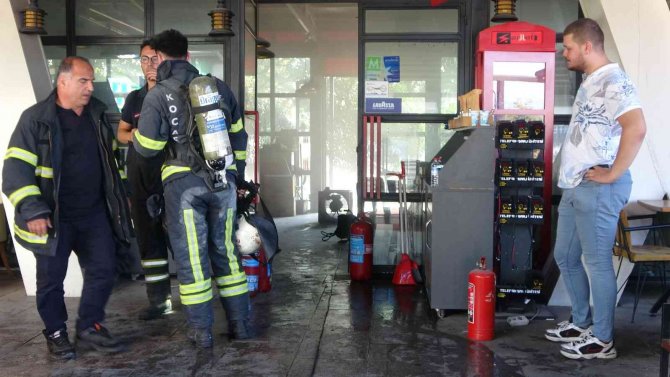 Kafenin Mutfağından Çıkan Yangın Paniğe Sebep Oldu