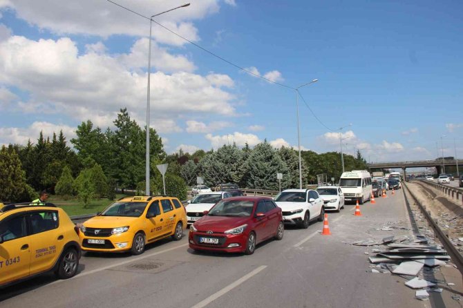 Kamyonetten Yola Düşen Mermerler Trafik Polisini Yaraladı