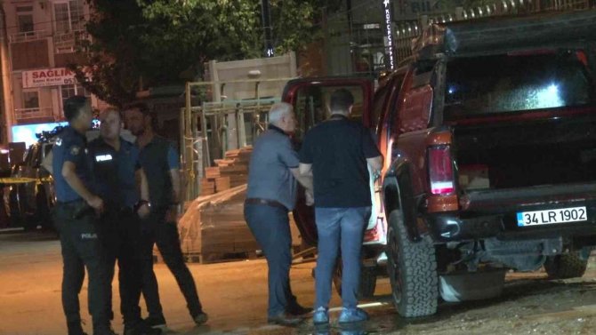Küçükçekmece’de Emlakçının Aracına Kurşun Yağdırdılar