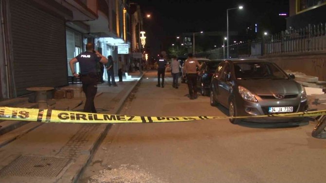 Küçükçekmece’de Emlakçının Aracına Kurşun Yağdırdılar