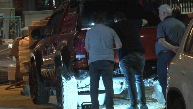 Küçükçekmece’de Emlakçının Aracına Kurşun Yağdırdılar