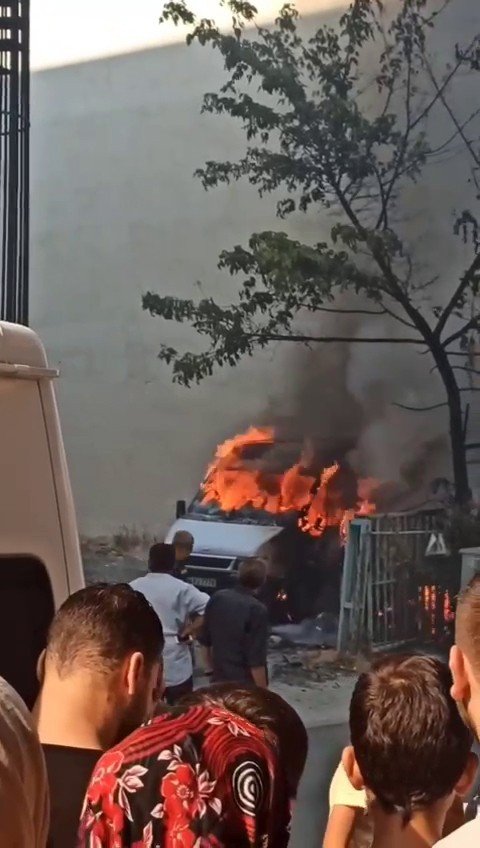 Park Halindeki Araç Alev Topuna Döndü