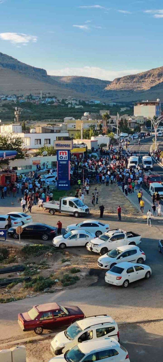 Mardin’in Derik İlçesi Üçyol Mevkiinde Freni Patlayan Tır İlk Önce İki Araca Çarpıp Takla Attı, Daha Sonra Kıraathaneye Daldı. Meydana Gelen Zincirleme Trafik Kazasından Çok Sayıda Yaralı Var.