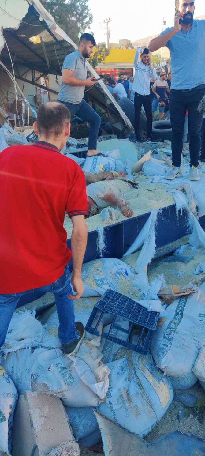 Mardin’in Derik İlçesi Üçyol Mevkiinde Freni Patlayan Tır İlk Önce İki Araca Çarpıp Takla Attı, Daha Sonra Kıraathaneye Daldı. Meydana Gelen Zincirleme Trafik Kazasından Çok Sayıda Yaralı Var.