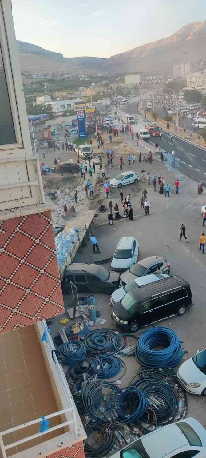 Mardin’in Derik İlçesi Üçyol Mevkiinde Freni Patlayan Tır İlk Önce İki Araca Çarpıp Takla Attı, Daha Sonra Kıraathaneye Daldı. Meydana Gelen Zincirleme Trafik Kazasından Çok Sayıda Yaralı Var.
