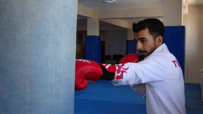 Milli Kick Boks Sporcusu Sayın, Olimpiyat Hedefi İçin Ter Döküyor