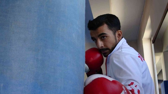 Milli Kick Boks Sporcusu Sayın, Olimpiyat Hedefi İçin Ter Döküyor