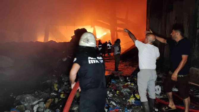 Geri Dönüşüm Fabrikasında Yangın Çıktı, İşçiler Seferber Oldu