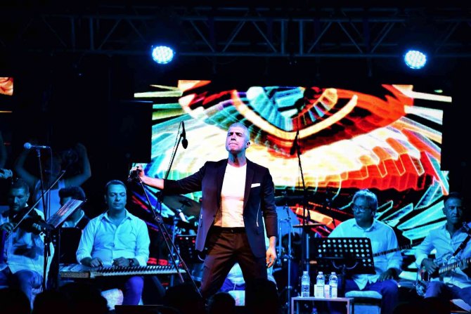 Bodrum’da Sahne Alan Özcan Deniz, Sevenlerine Unutulmaz Gece Yaşattı