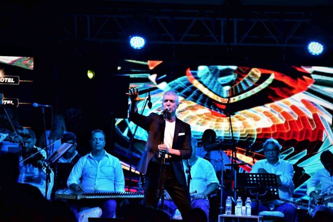 Bodrum’da Sahne Alan Özcan Deniz, Sevenlerine Unutulmaz Gece Yaşattı