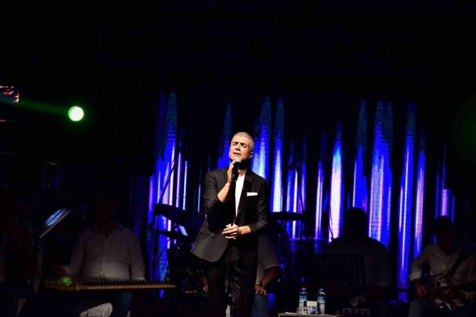 Bodrum’da Sahne Alan Özcan Deniz, Sevenlerine Unutulmaz Gece Yaşattı