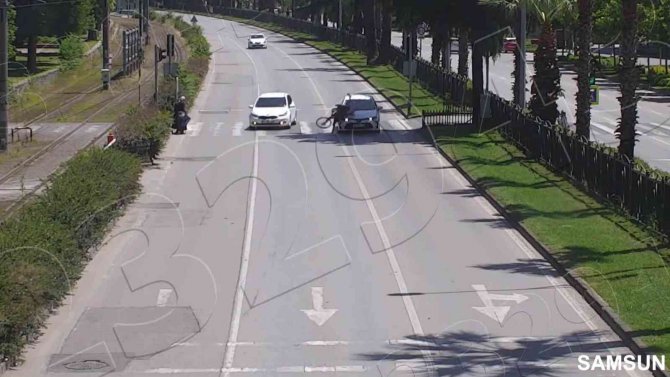 Telefonla Konuşurken Yolun Karşısına Geçen Dalgın Yayaya Otomobil Çarptı