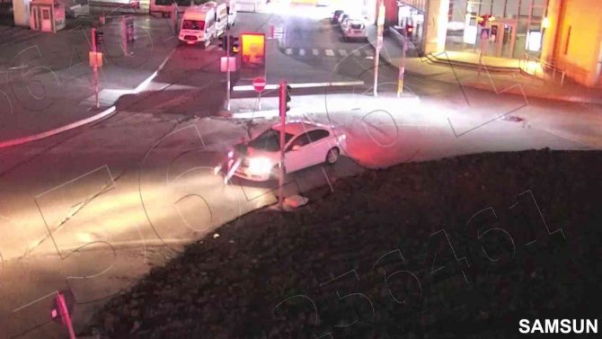 Telefonla Konuşurken Yolun Karşısına Geçen Dalgın Yayaya Otomobil Çarptı