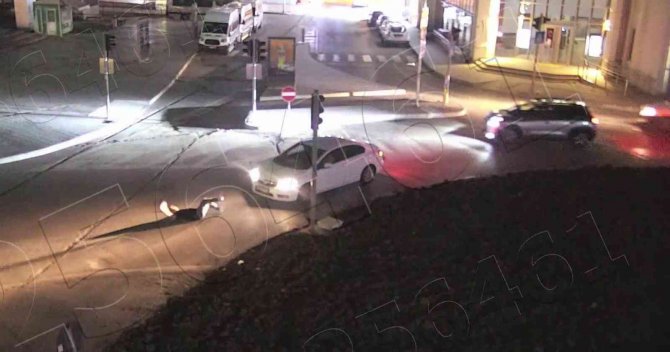 Telefonla Konuşurken Yolun Karşısına Geçen Dalgın Yayaya Otomobil Çarptı