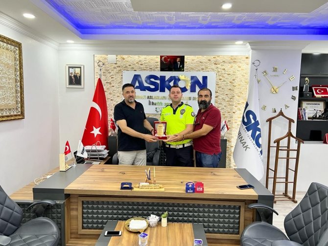 İ̇ş Adamları Derneğinden Polis Memuruna Teşekkür Plaketi