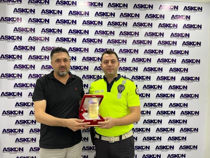 İ̇ş Adamları Derneğinden Polis Memuruna Teşekkür Plaketi