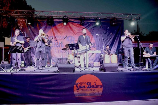 Soğucak ’Günbatımı Şenliği’ İ̇le Çoştu